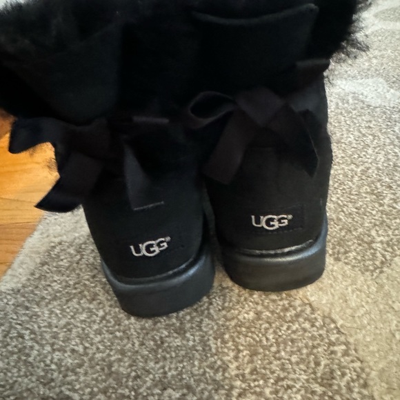 Women’s Ugg Bailey Bow Mini size 7 - Picture 3 of 4